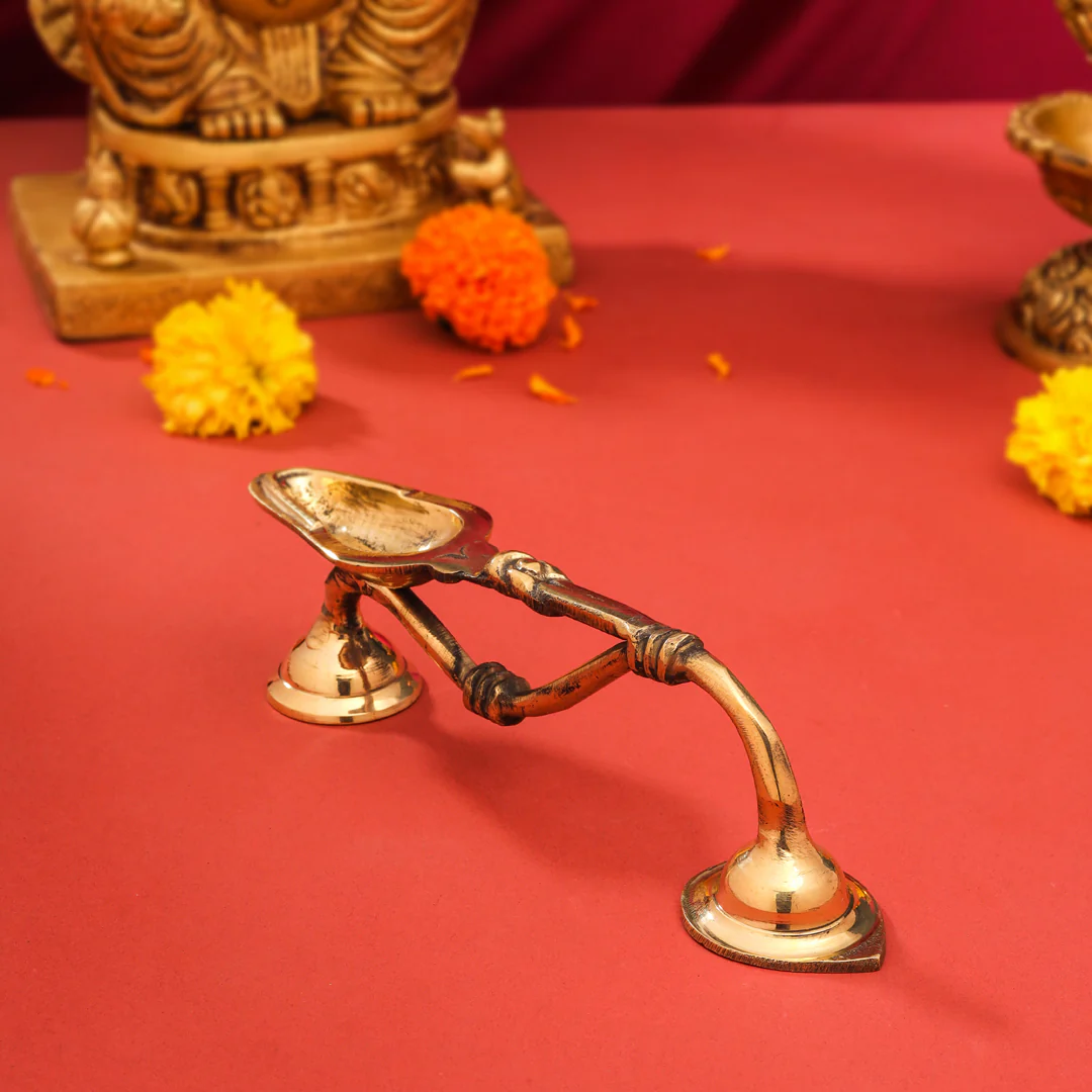 Brass Aarti Diya With Handle (7.5 Inch) - Image 4
