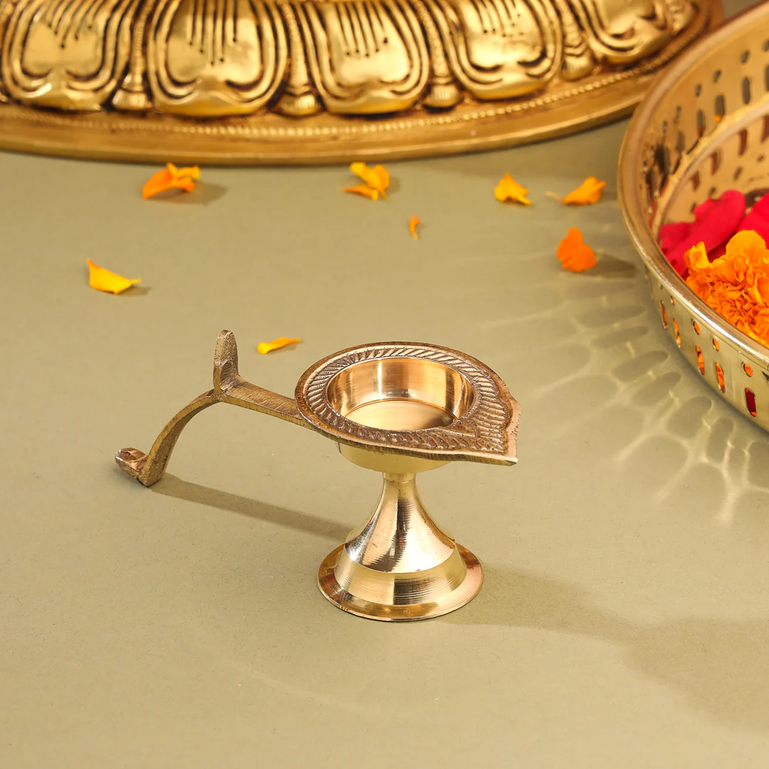 Brass Design Aarti Diya With Handle (2 Inch) - Image 4