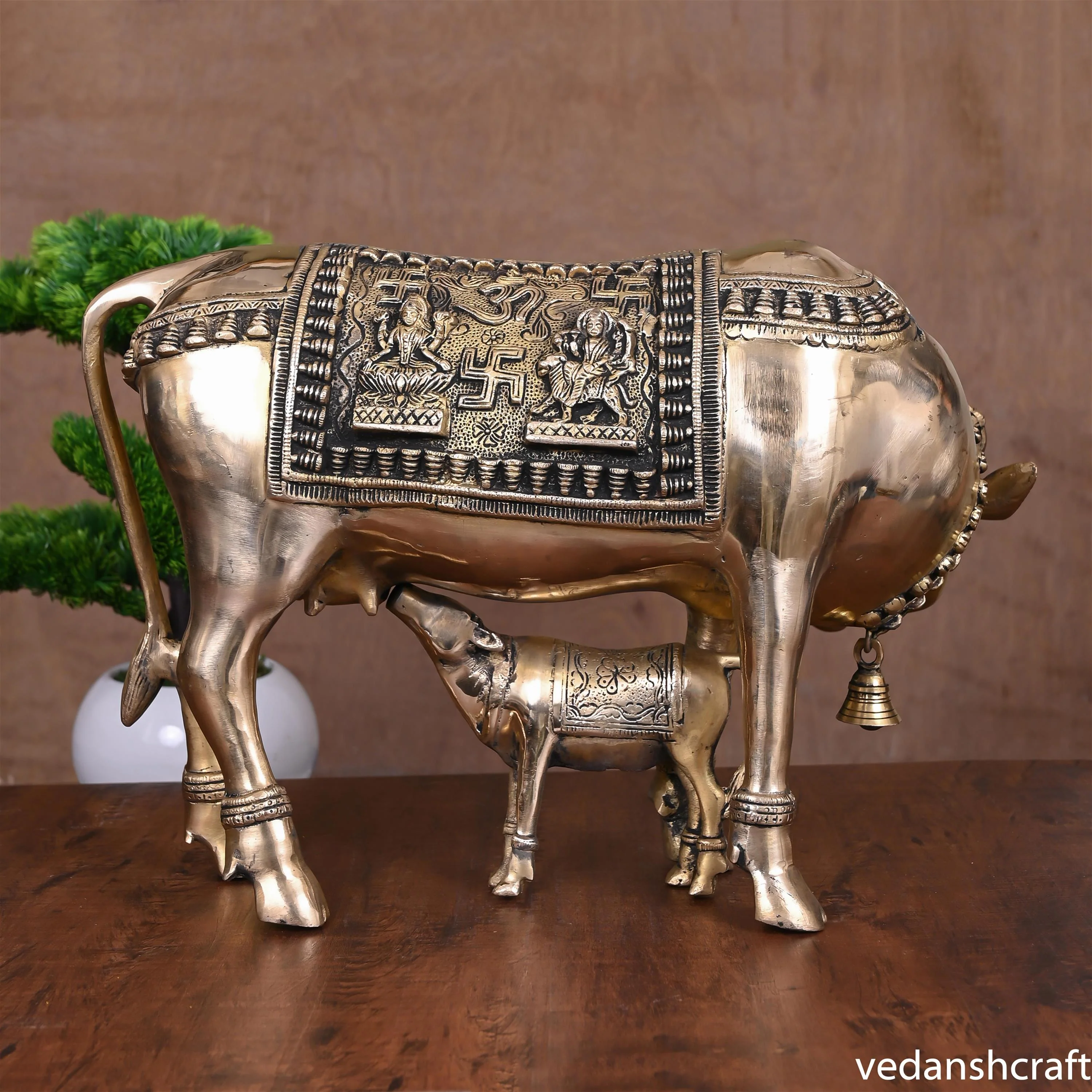 Brass Kamdhenu Cow With Calf Idol (11.5 Inch) - Image 3