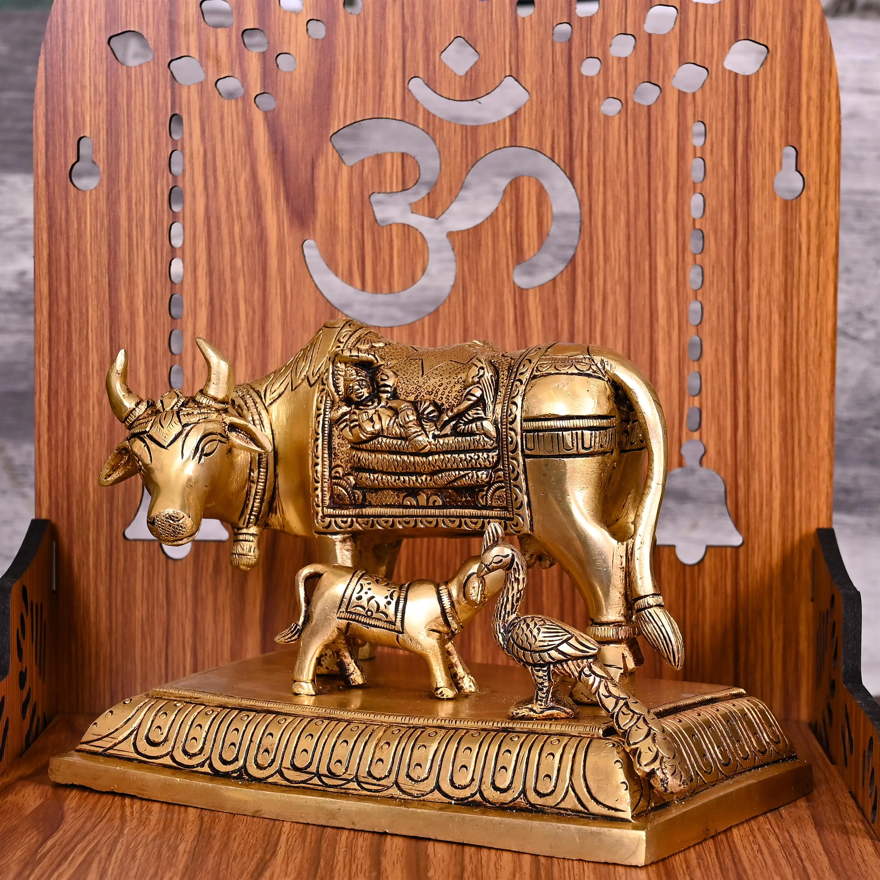 Brass Kamdhenu Cow With Calf Idol (5 Inch) - Image 2