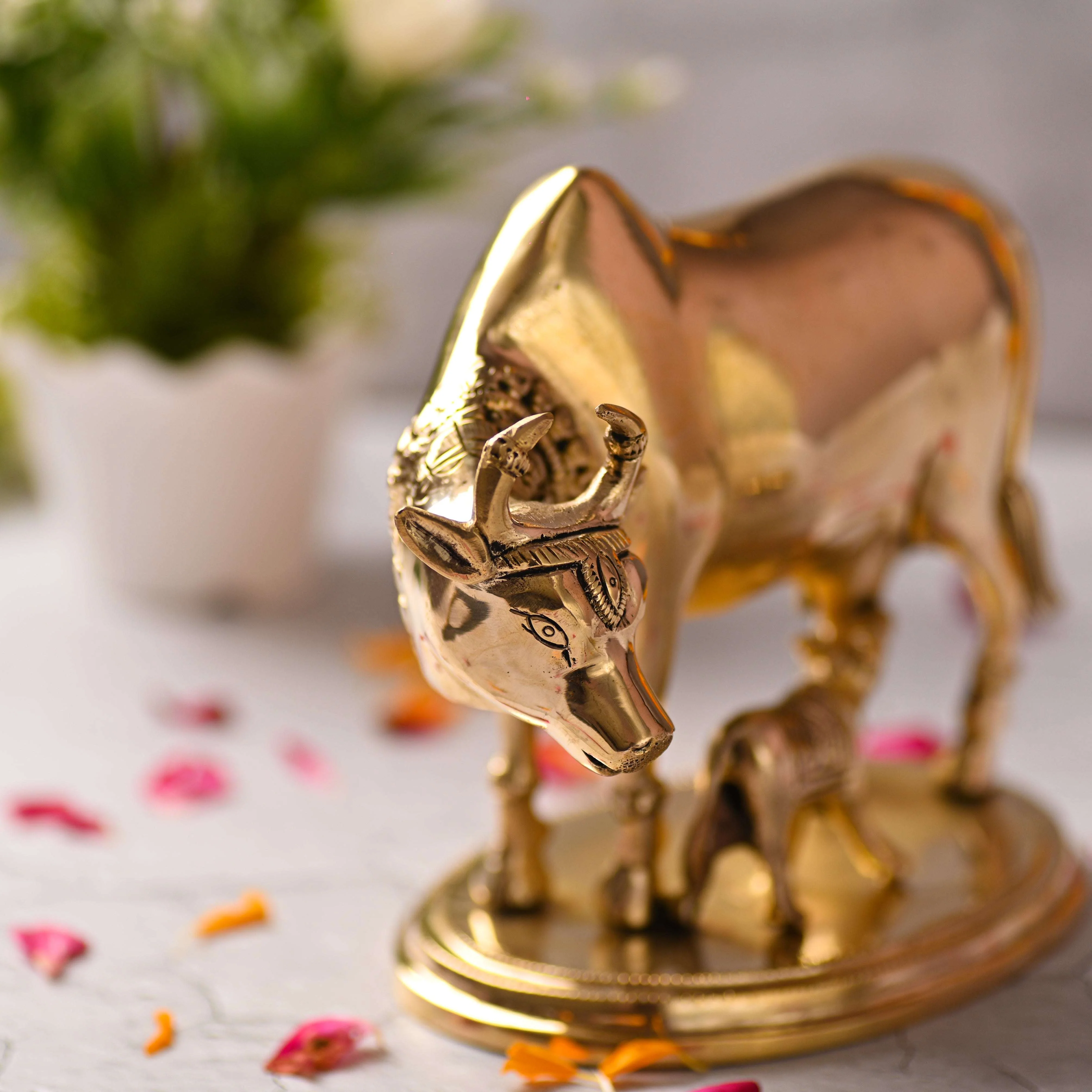 Brass Kamdhenu Cow With Calf Idol (6.5 Inch) - Image 4
