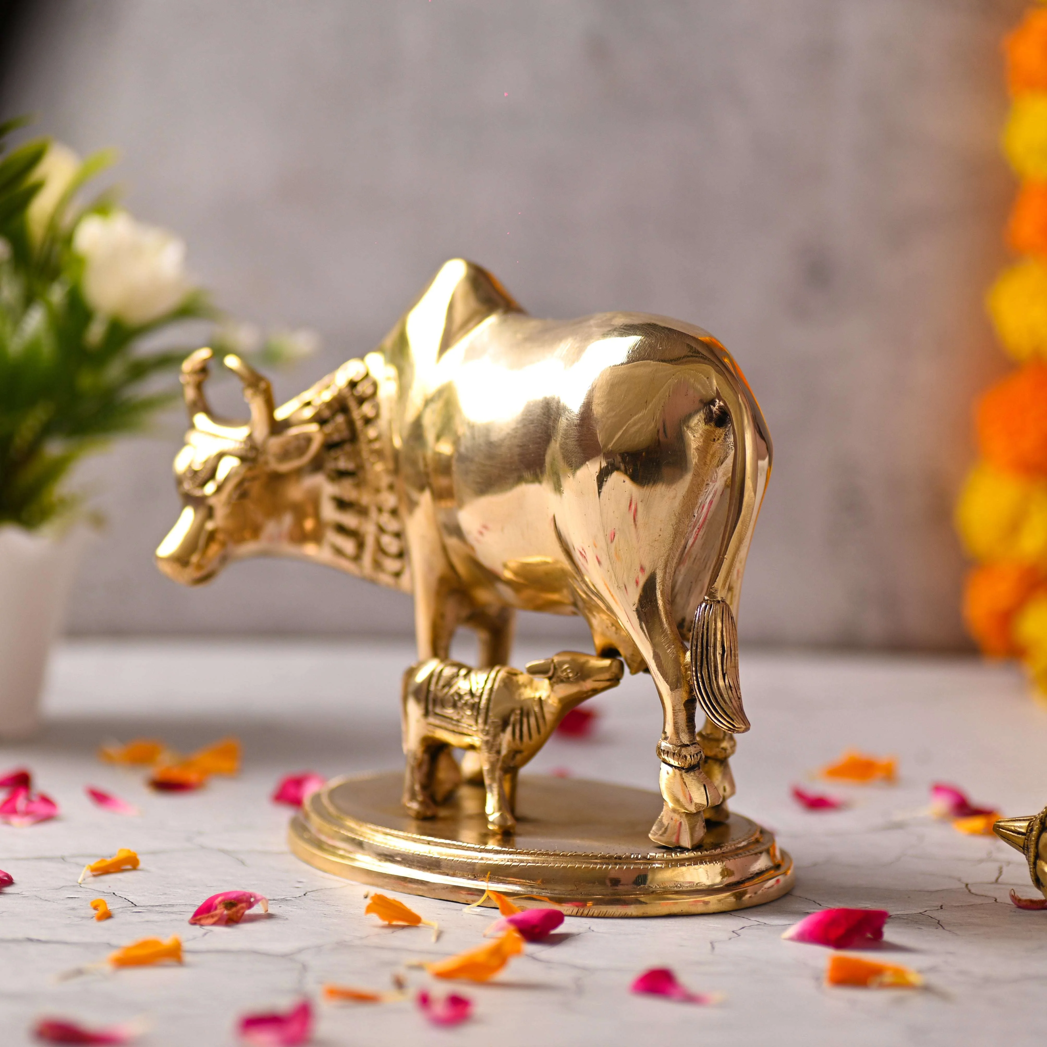 Brass Kamdhenu Cow With Calf Idol (6.5 Inch) - Image 5