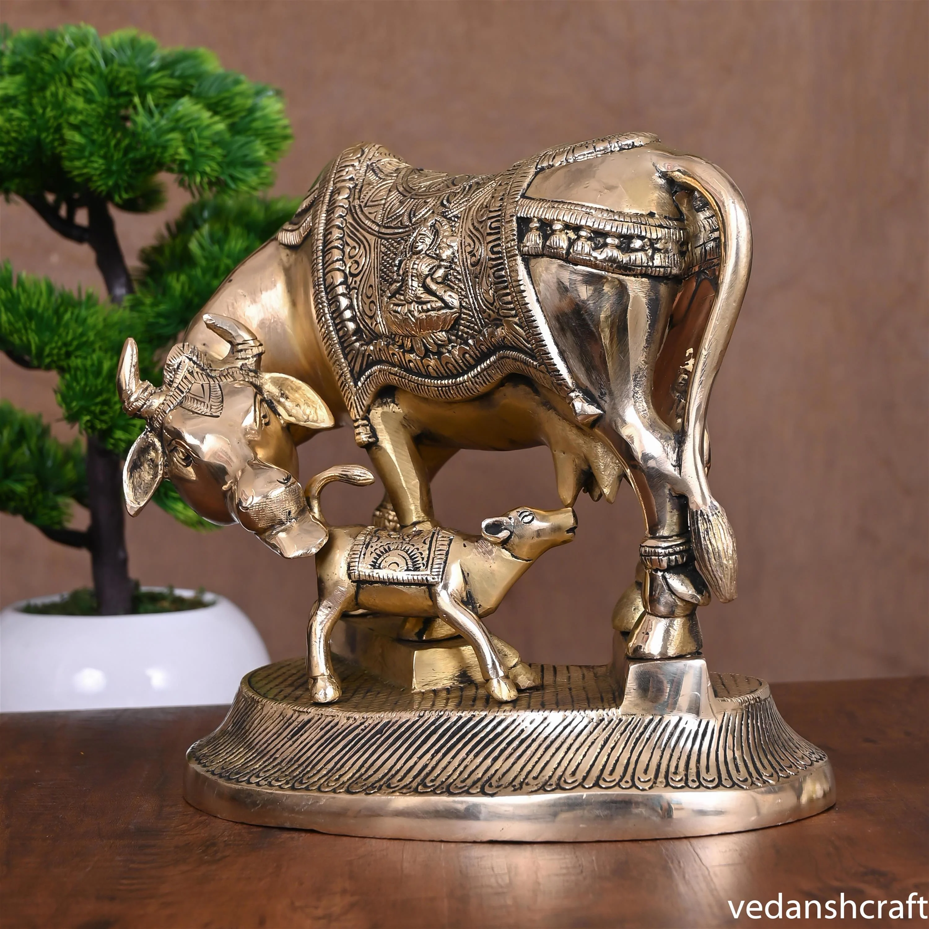 Brass Kamdhenu Cow With Calf Idol (8.5 Inch) - Image 2