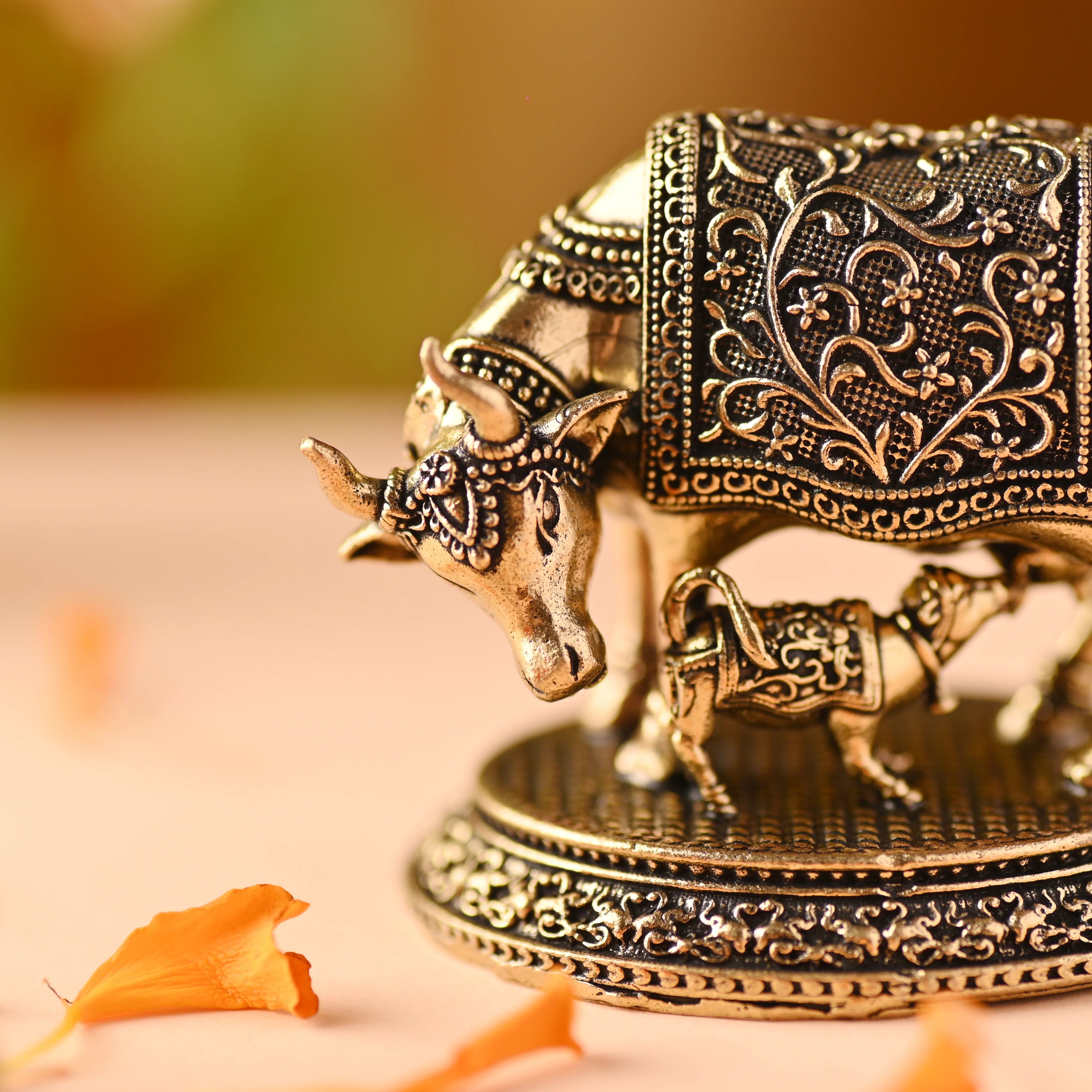 Brass Silver Plated Kamdhenu Cow With Calf Lightweight Idol (2 Inch) - Image 10