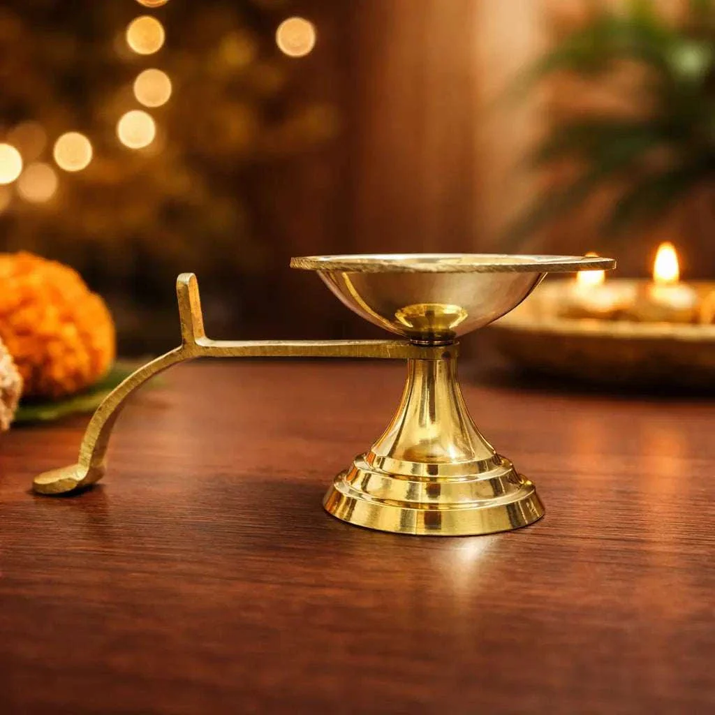 Brass Paan Aarti Diya With Handle (2 Inch) - Image 3