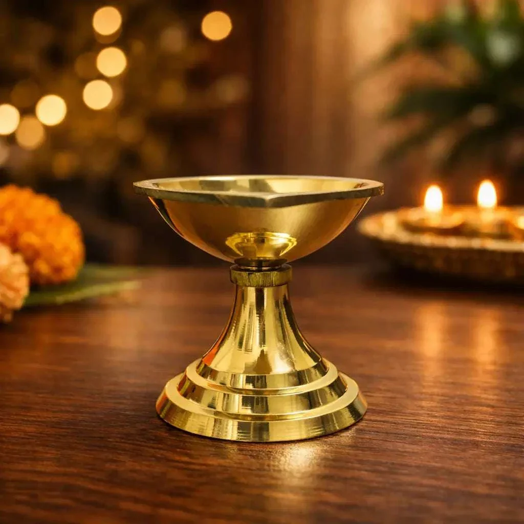 Brass Paan Aarti Diya With Handle (2 Inch) - Image 6