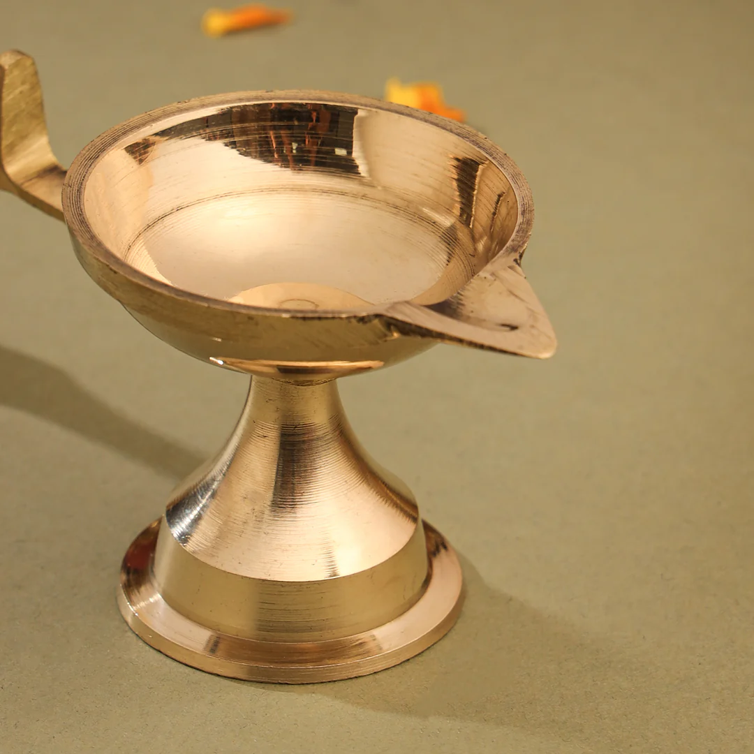 Brass Plain Aarti Diya With Handle (2.5 Inch) - Image 3