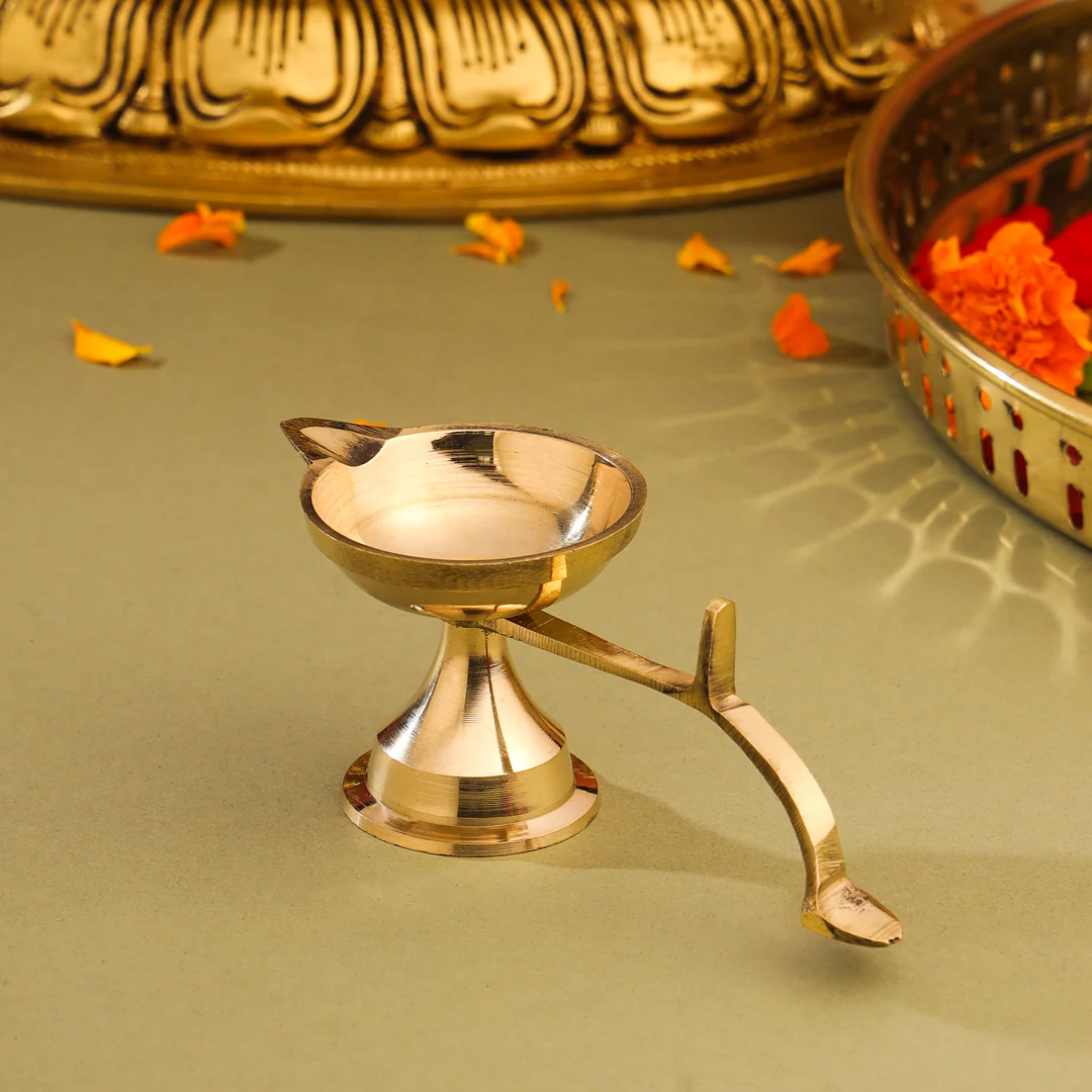 Brass Plain Aarti Diya With Handle (2.5 Inch) - Image 4