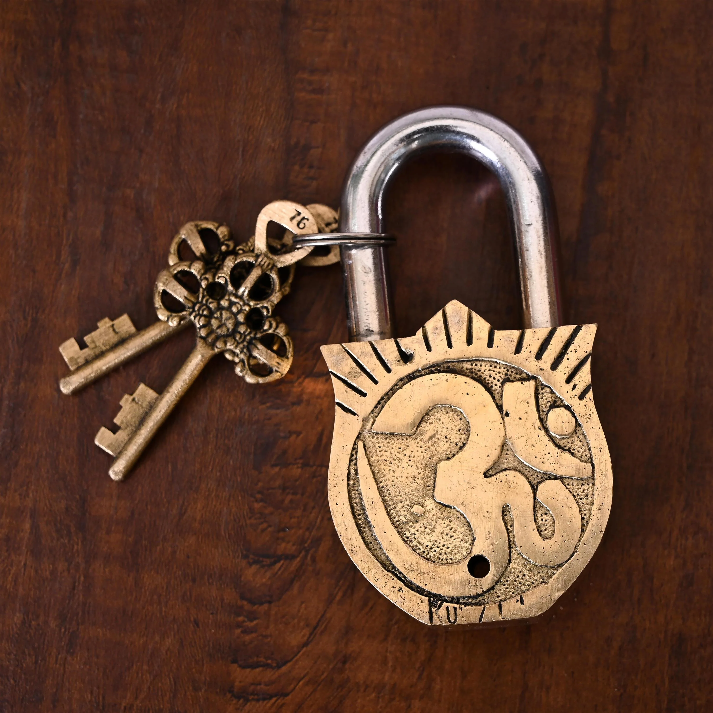 Brass Shiva Family Door Lock With Three Keys (4.5 Inch) - Image 3